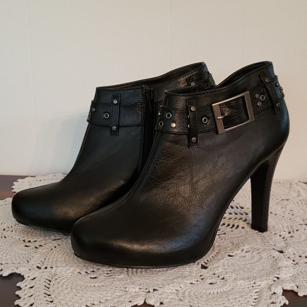 EUC Maurices Black Faux Leather Boots Booties with Belt & Buckle Accent Sz 9.5M